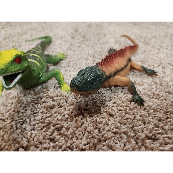 Lot Of 2 Plastic Lizard FIGURINES - Picture 2 of 9